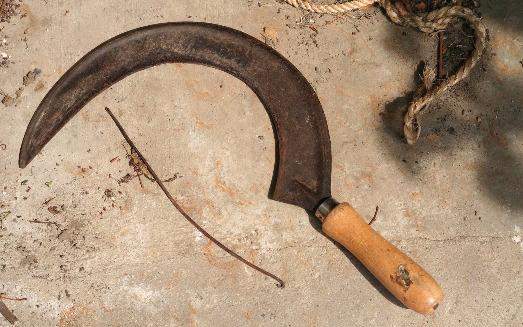 Серп (镰刀, liándāo)